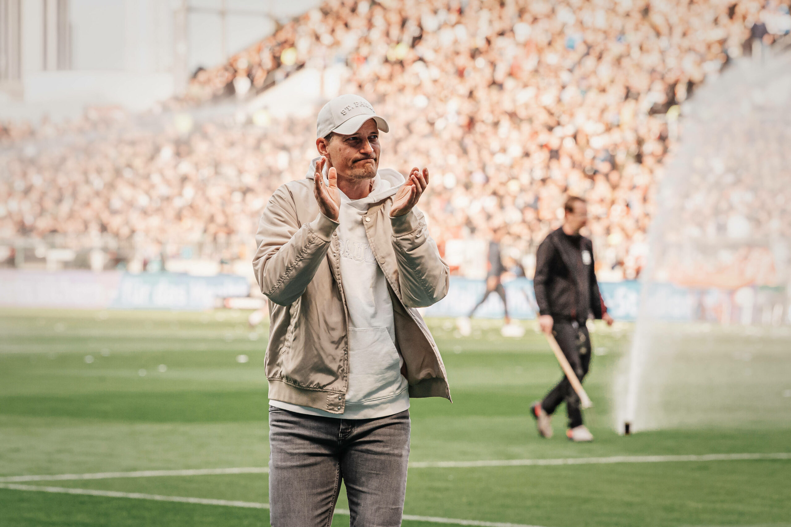 Alexander Blessin klatscht vor den St. Pauli-Fans