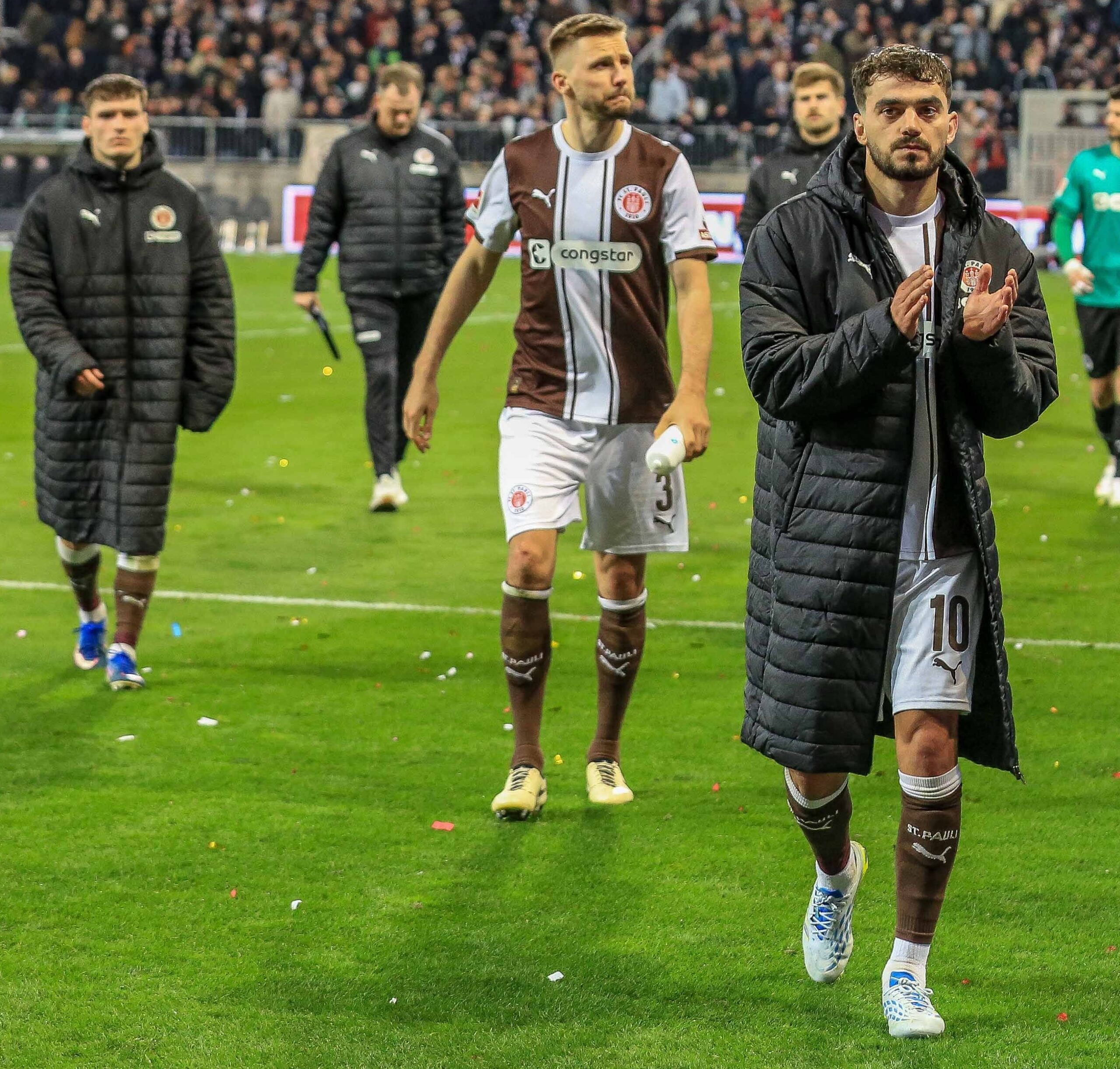 Danel Sinani und Karol Mets am Millerntor