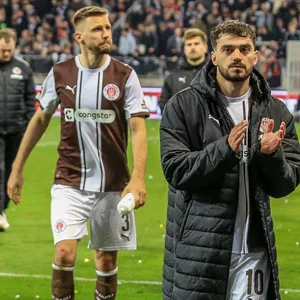 Danel Sinani und Karol Mets am Millerntor