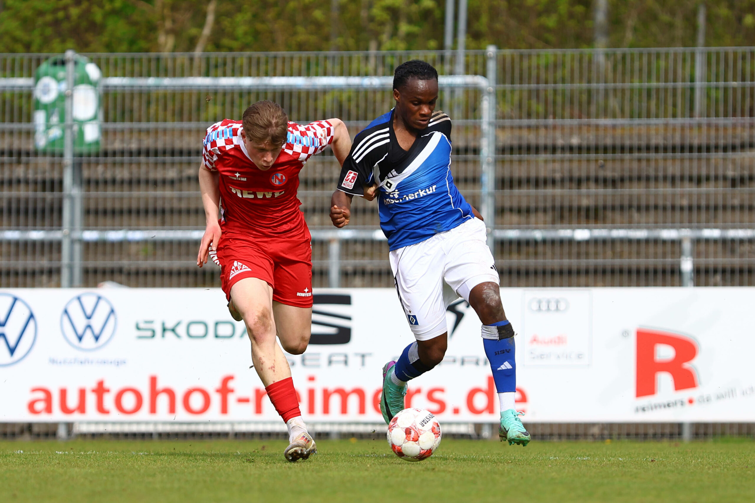 HSV-Talent Maurice Boakye setzt sich im Zweikampf mit Norderstedts Lucas Schulze durch