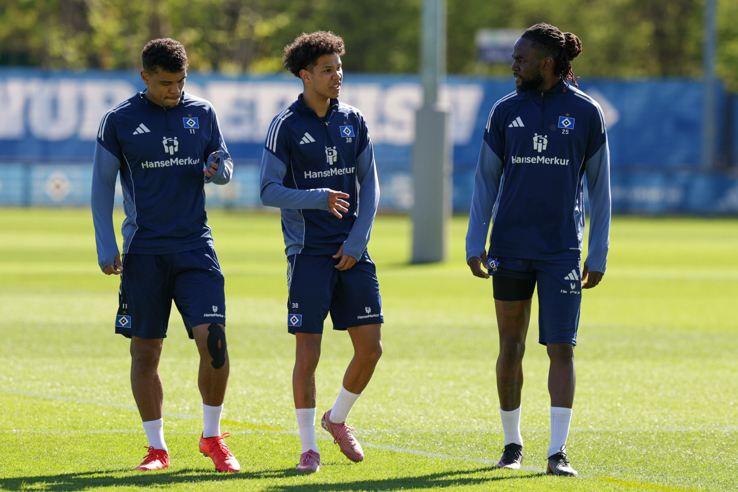 Ransford Königsdörffer, Alexander Røssing-Lelesiit und Jordan Torunarigha gemeinsam auf dem Trainingsplatz.