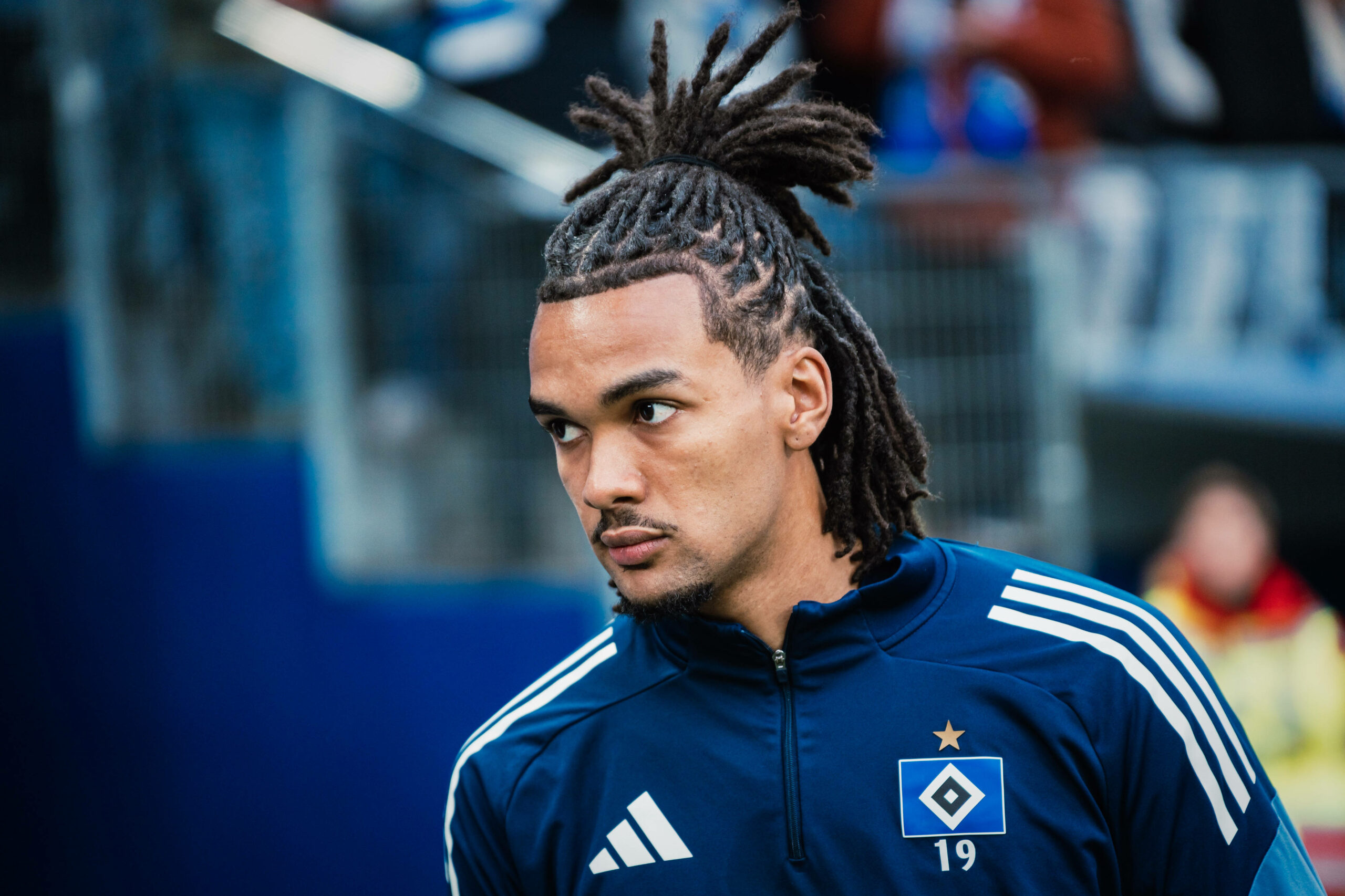 Damion Downs wärmt sich vor einem Spiel des HSV auf.