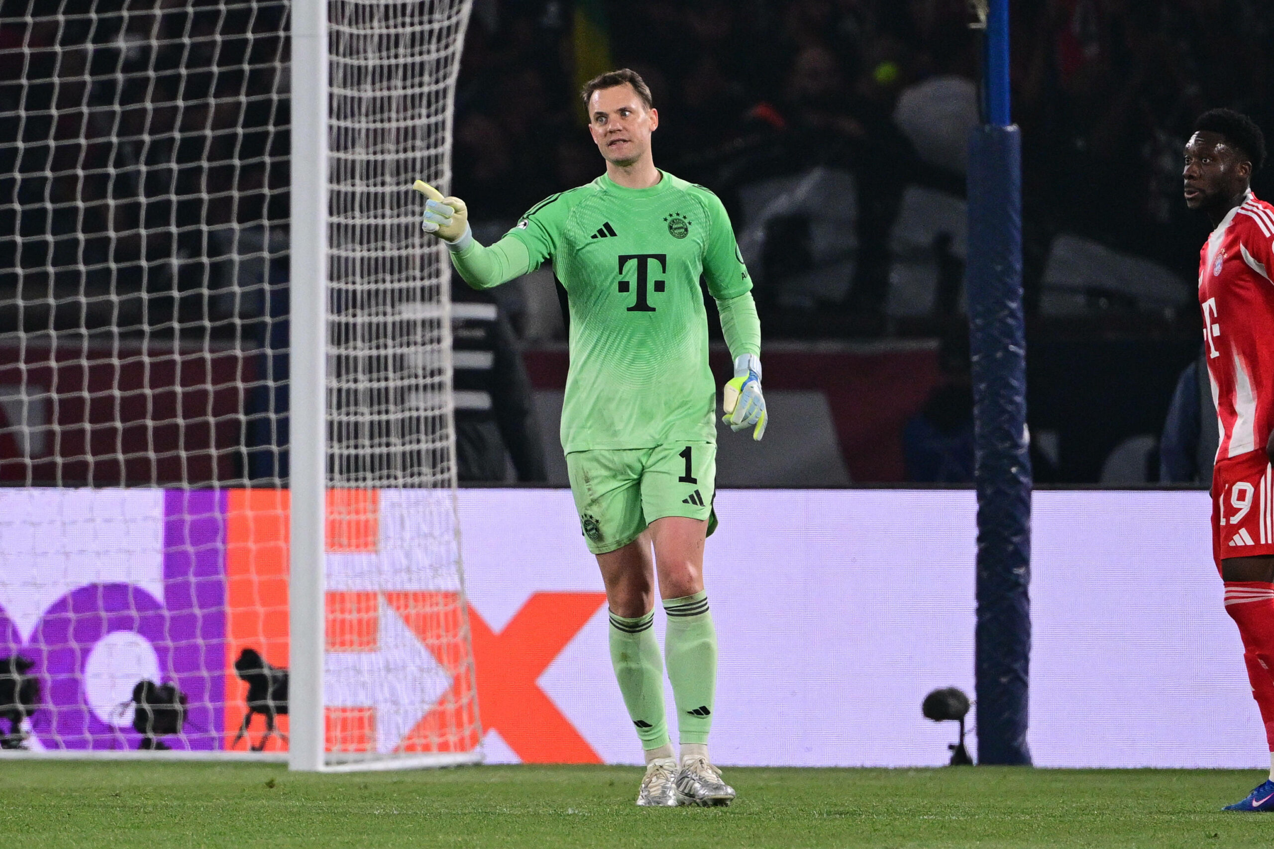 Manuel Neuer hebt die Hand