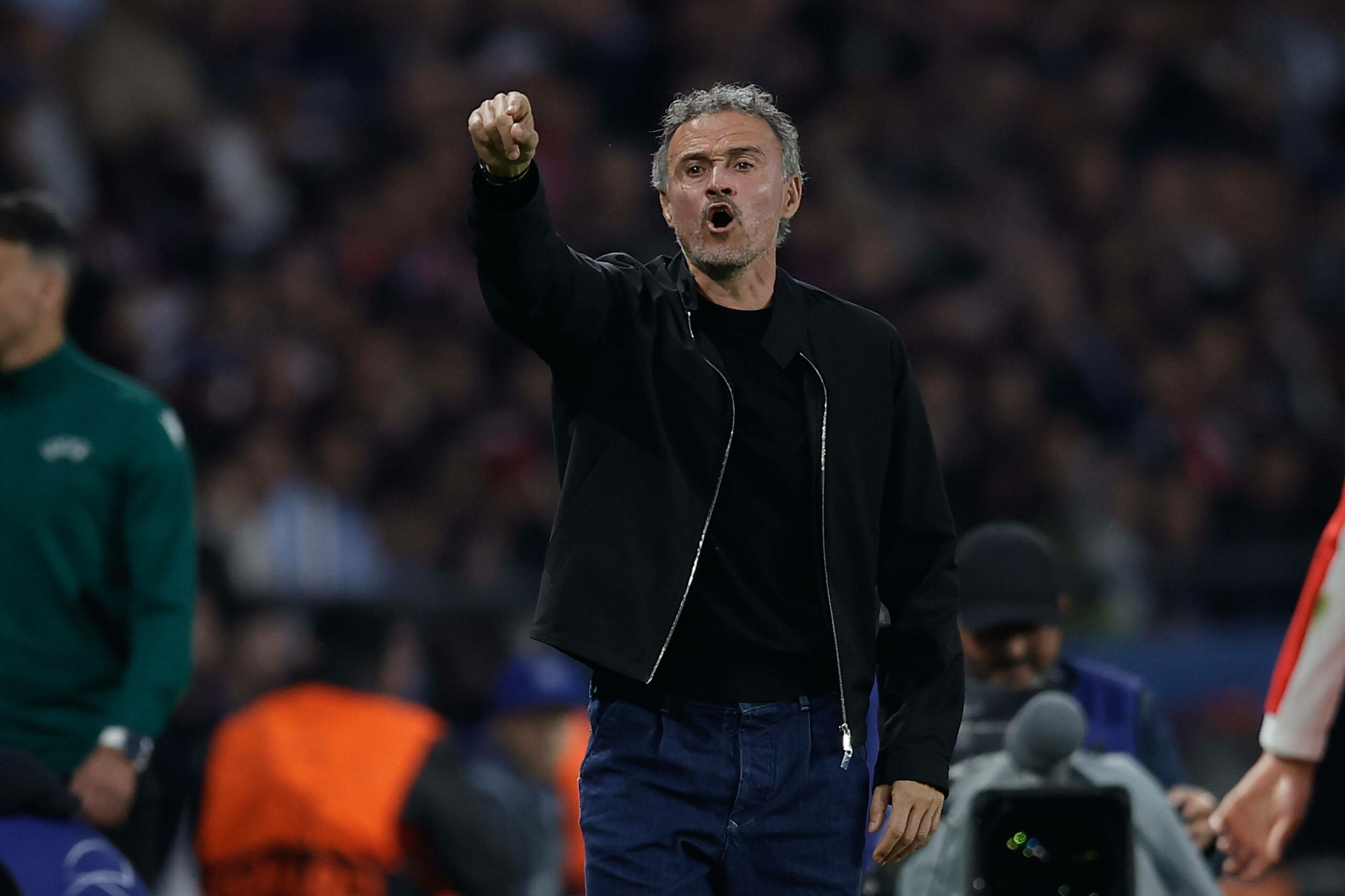 PSG-Trainer Luis Enrique gestikuliert beim Spiel gegen Bayern