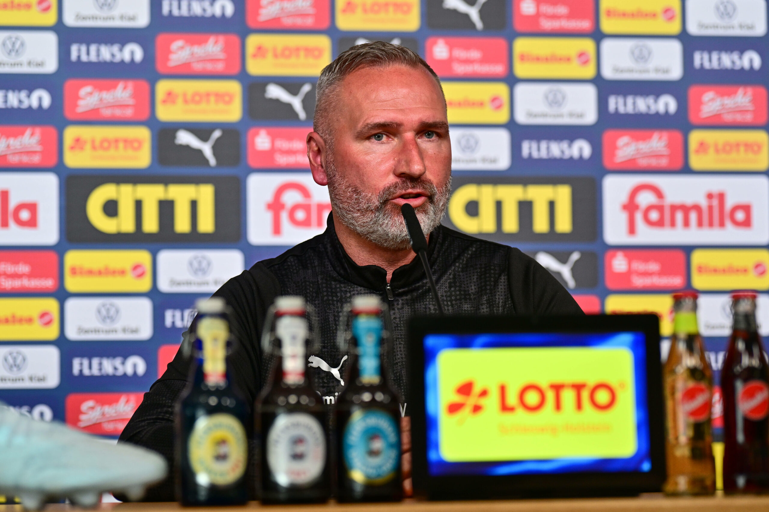 Tim Walter spricht auf einer Pressekonferenz