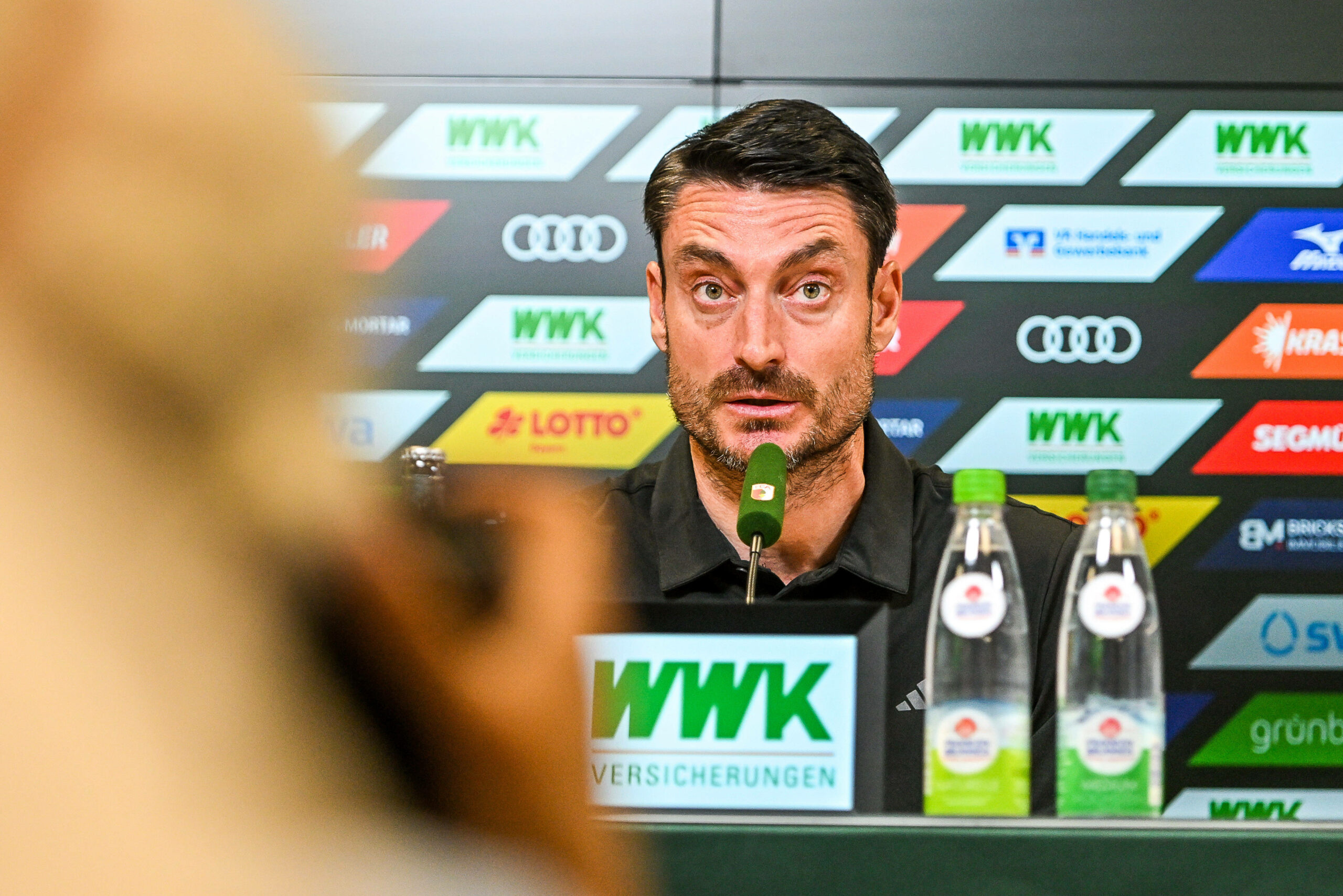 Frankfurts Trainer Albert Riera spricht auf einer Pressekonferenz