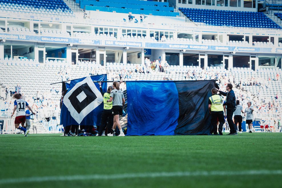 Auf dem Spielfeld im Volksparkstadion wird ein Sichtschutz gebildet
