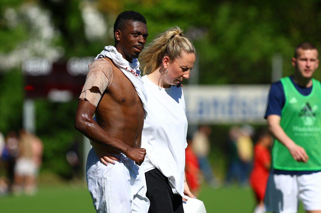 Nathanel Kukanda wird von Teamärztin begleitet