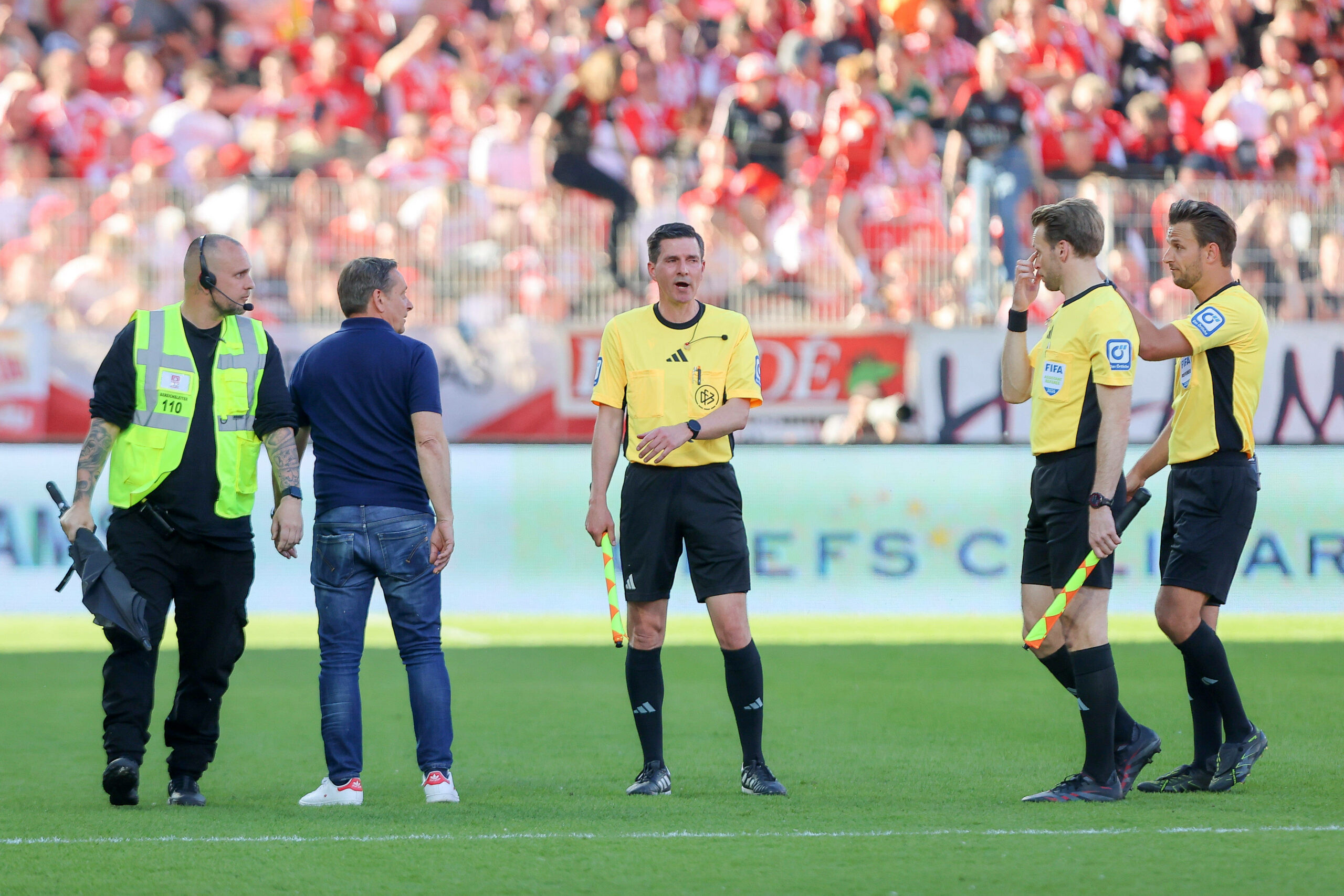 Schiedsrichter Daniel Schlager diskutiert mit Union Berlins Geschäftsführer Horst Heldt