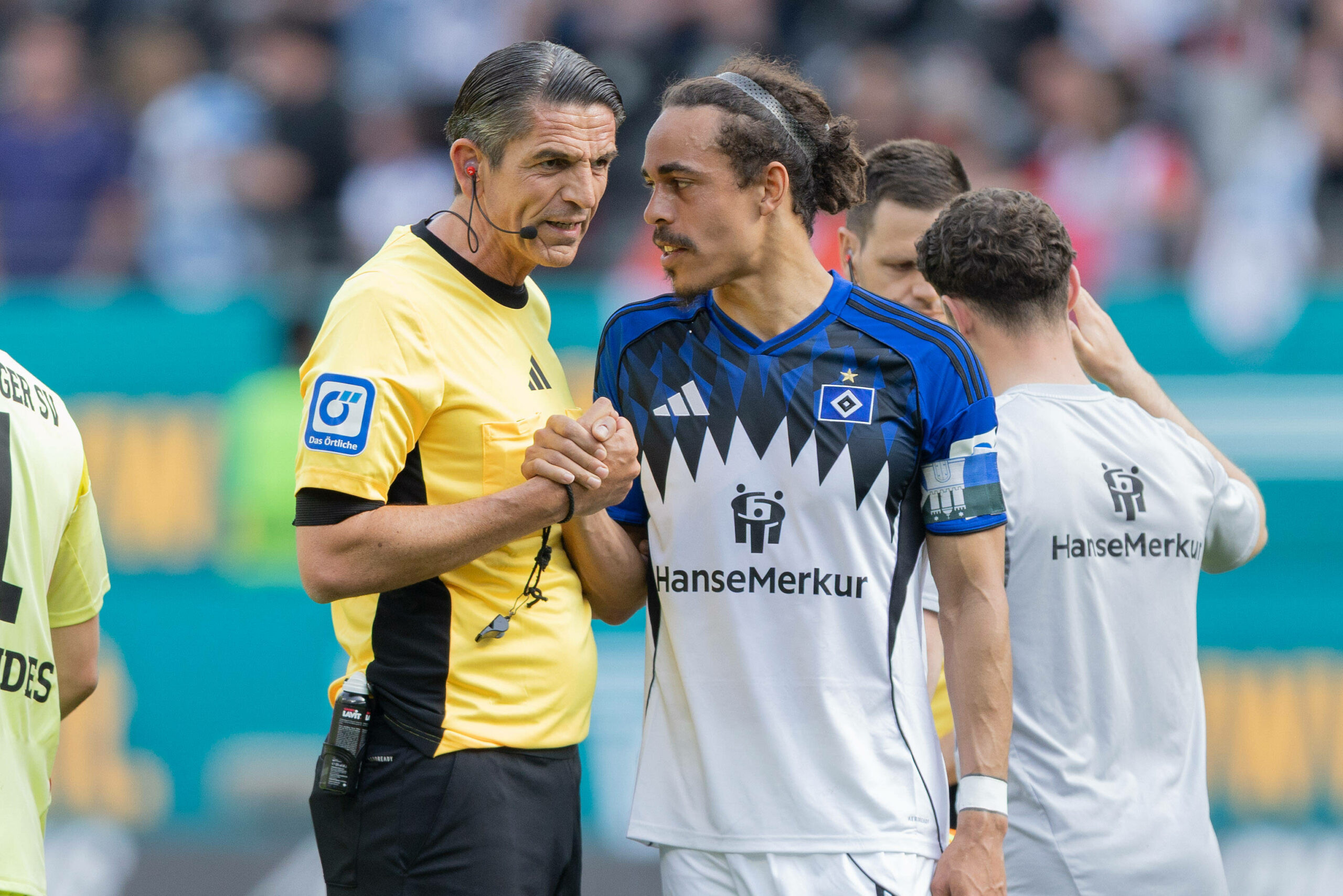Deniz Aytekin klatscht mit Yussuf Poulsen ab