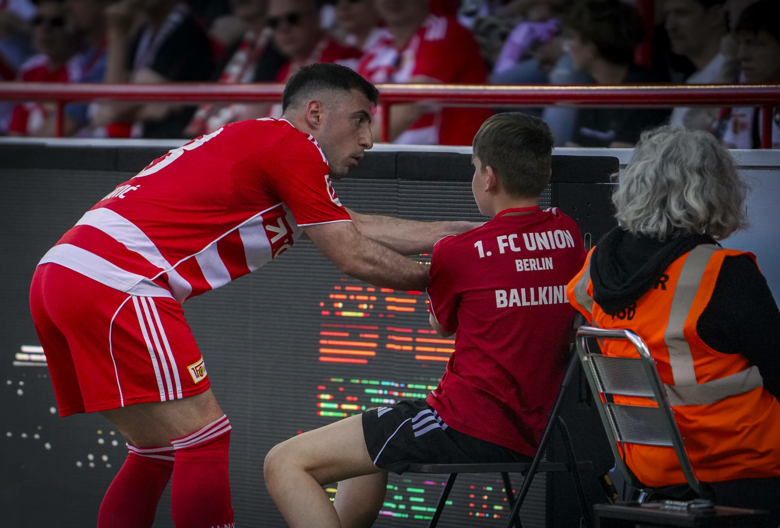 Josip Juranovic wundert sich, dass ein Balljunge ihm den Ball nicht gibt