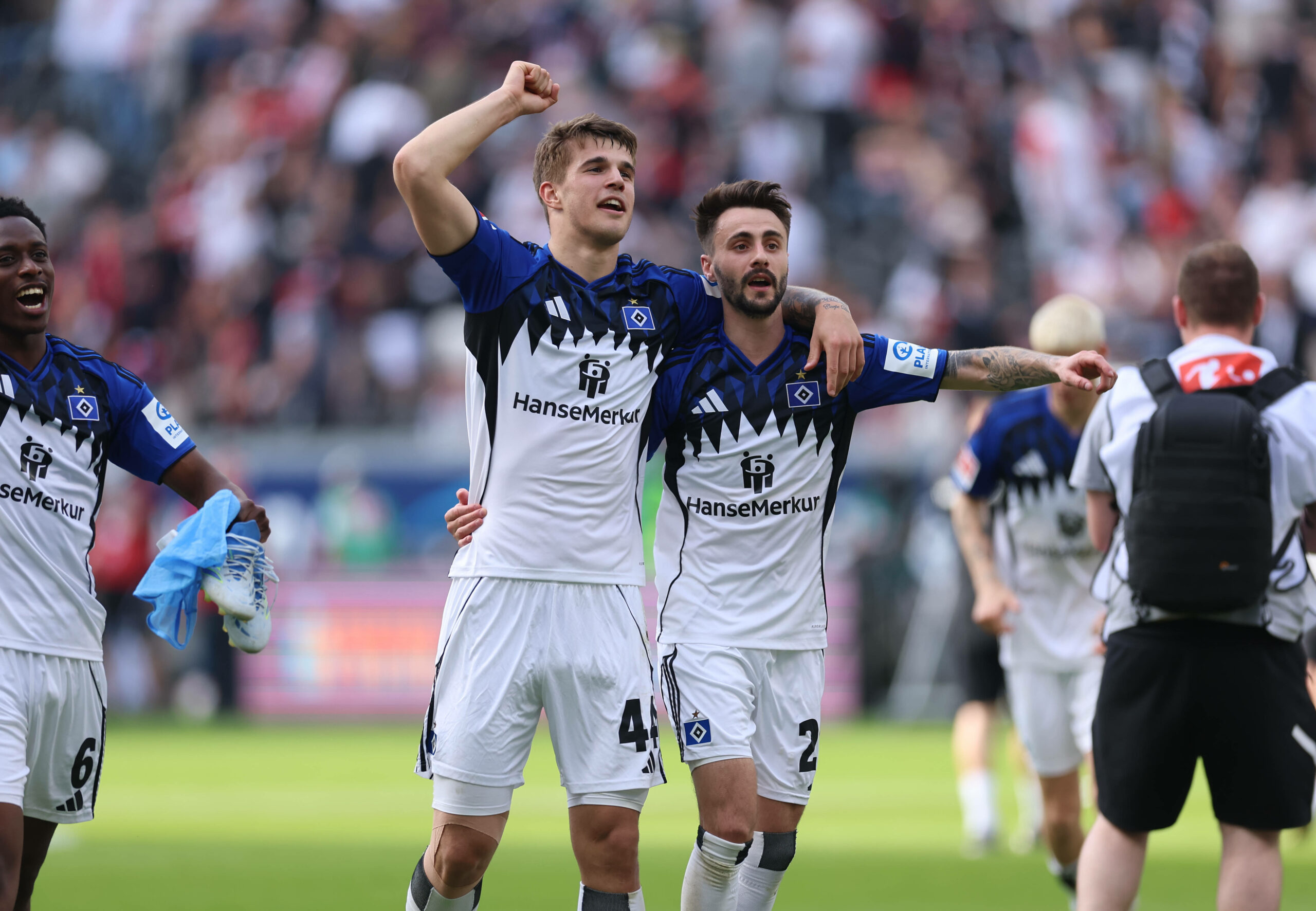 Die HSV-Profis Luka Vuskovic und Fábio Vieira feiern nach dem Sieg in Frankfurt