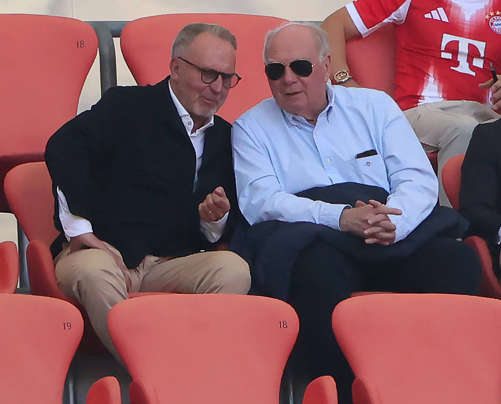Uli Hoeneß neben Karl-Heinz Rummenigge auf der Tribüne der Allianz Arena