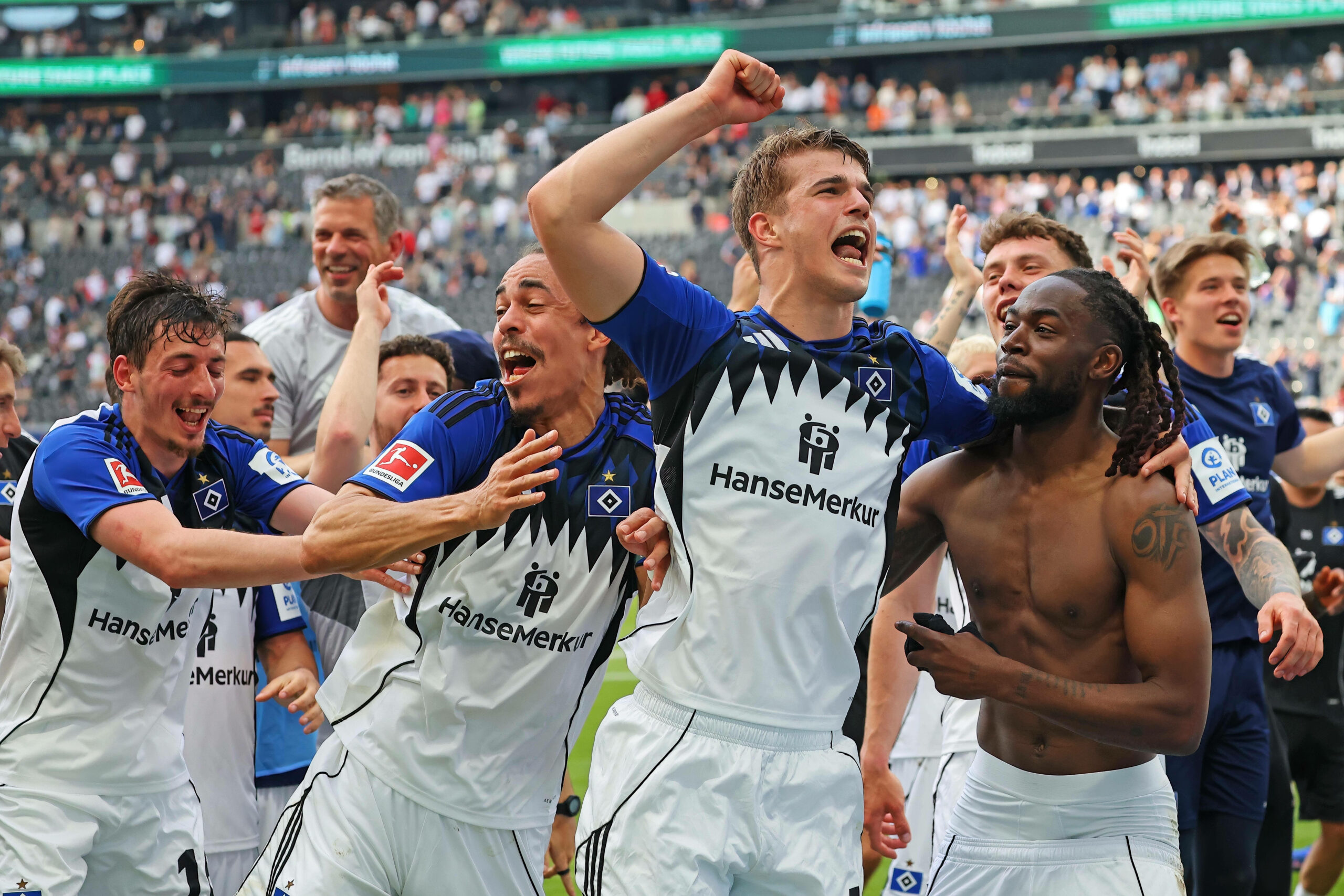 Die HSV-Profis jubeln nach dem Sieg in Frankfurt