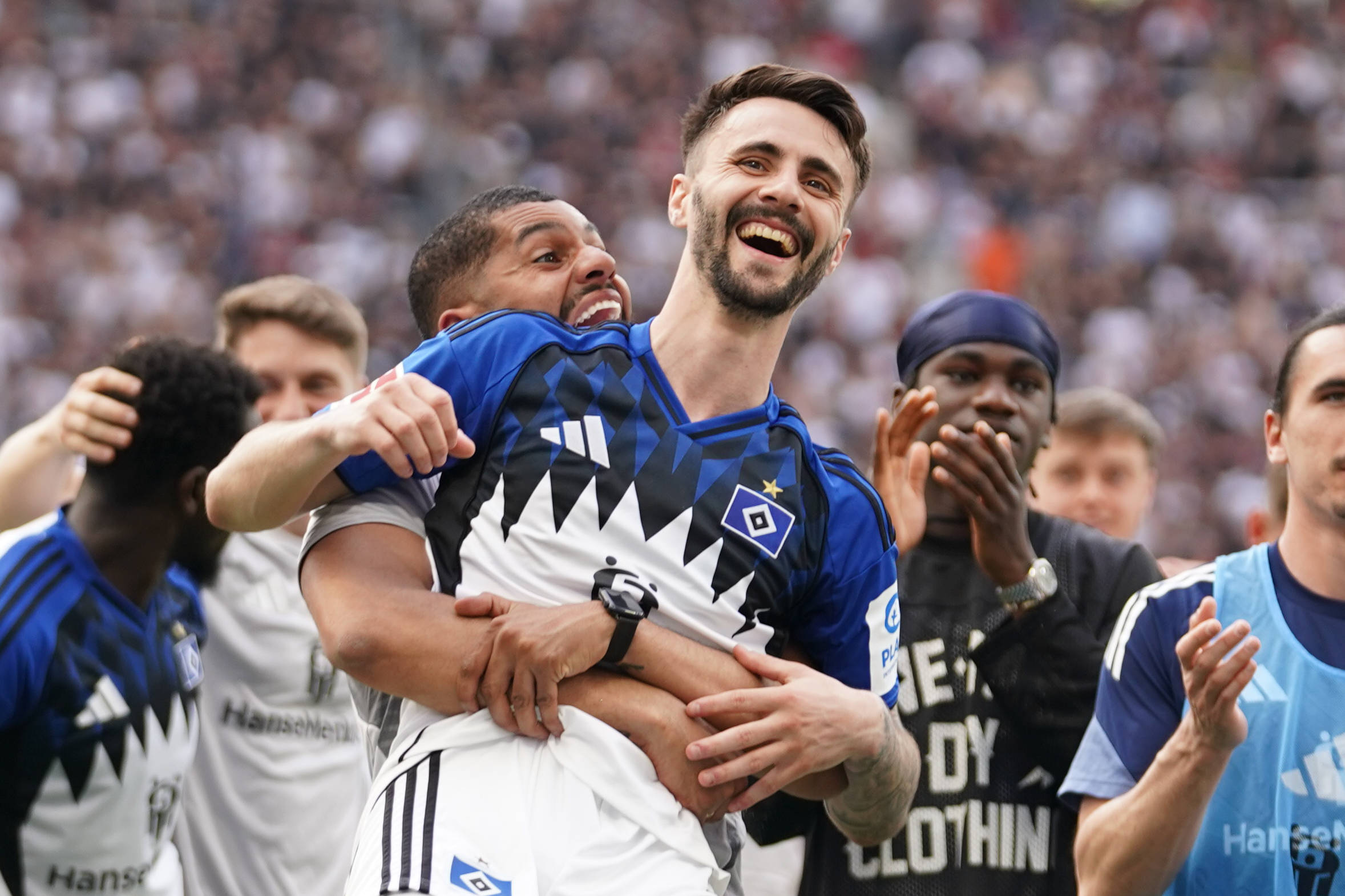HSV-Profi Fabio Vieira lässt sich nach dem Sieg in Frankfurt feiern