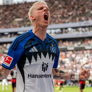 Albert Grønbæk bejubelt seinen Treffer zum 1:1 in Frankfurt.