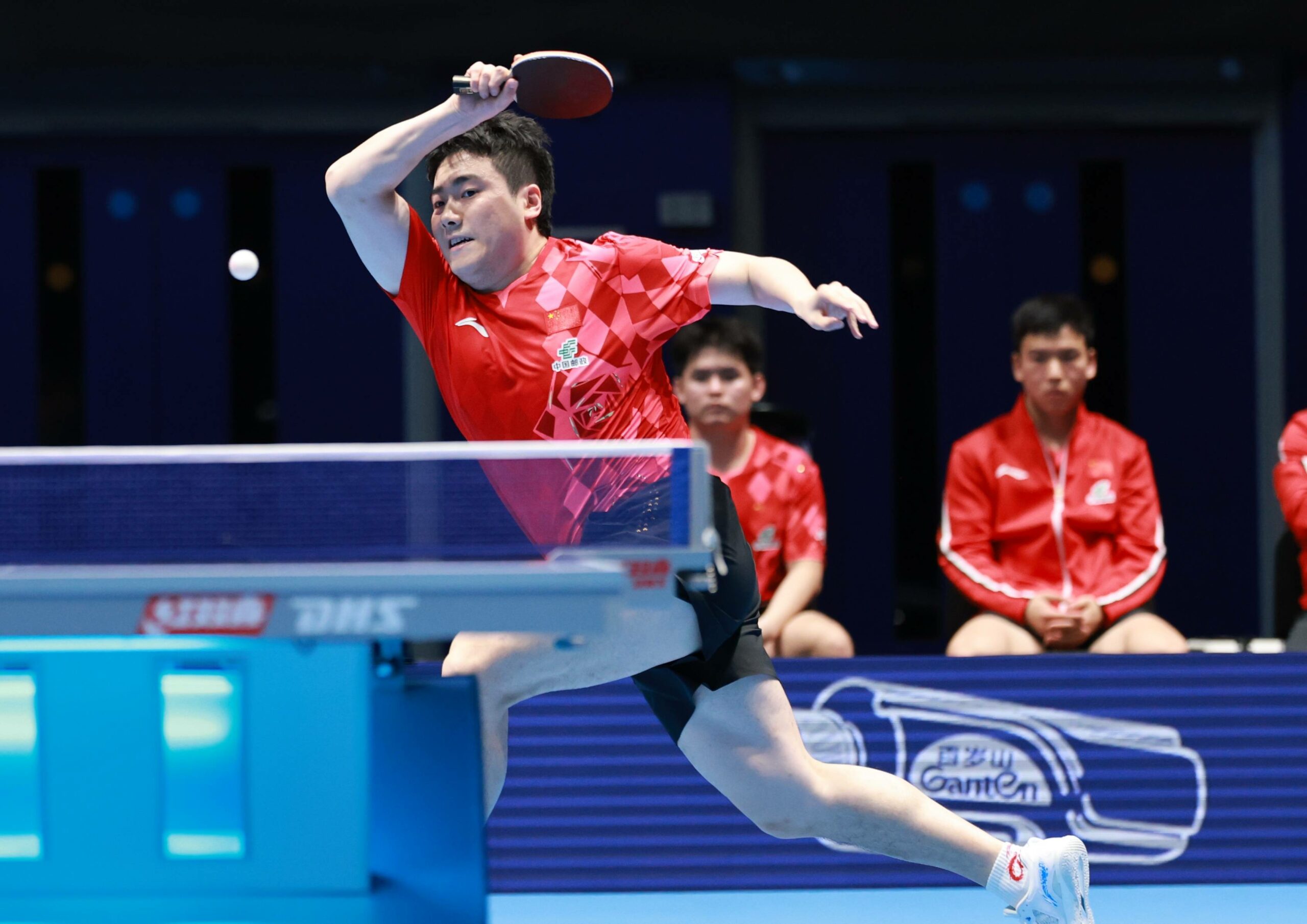 Liang Jingkun beim Schlag
