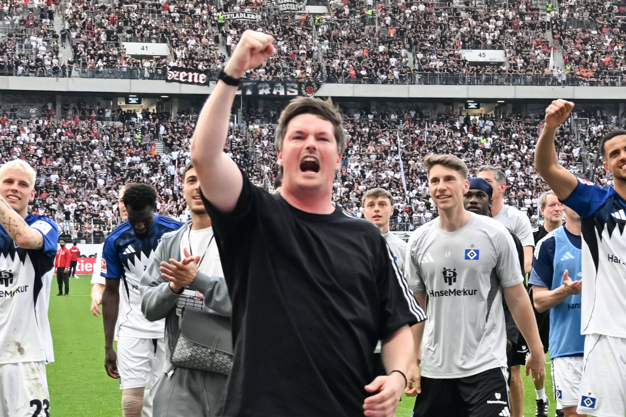 Nach dem Sieg in Frankfurt schreit HSV-Trainer Merlin Polzin seine Freude heraus.