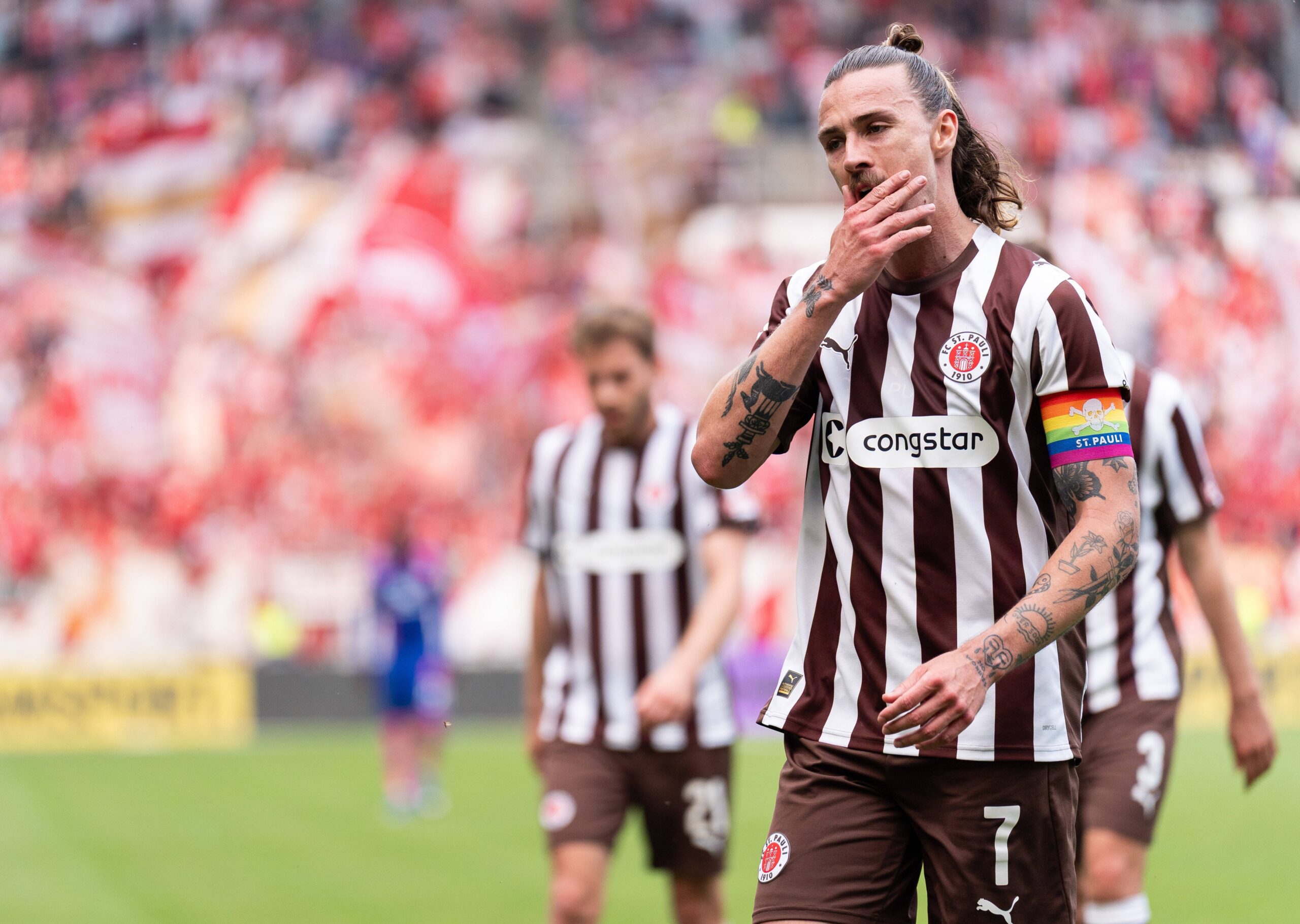 Jackson Irvine fässt sich nachdenklich an den Mund