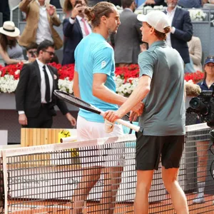 Alexander Zverev gratuliert Jannik Sinner in Madrid am Netz.