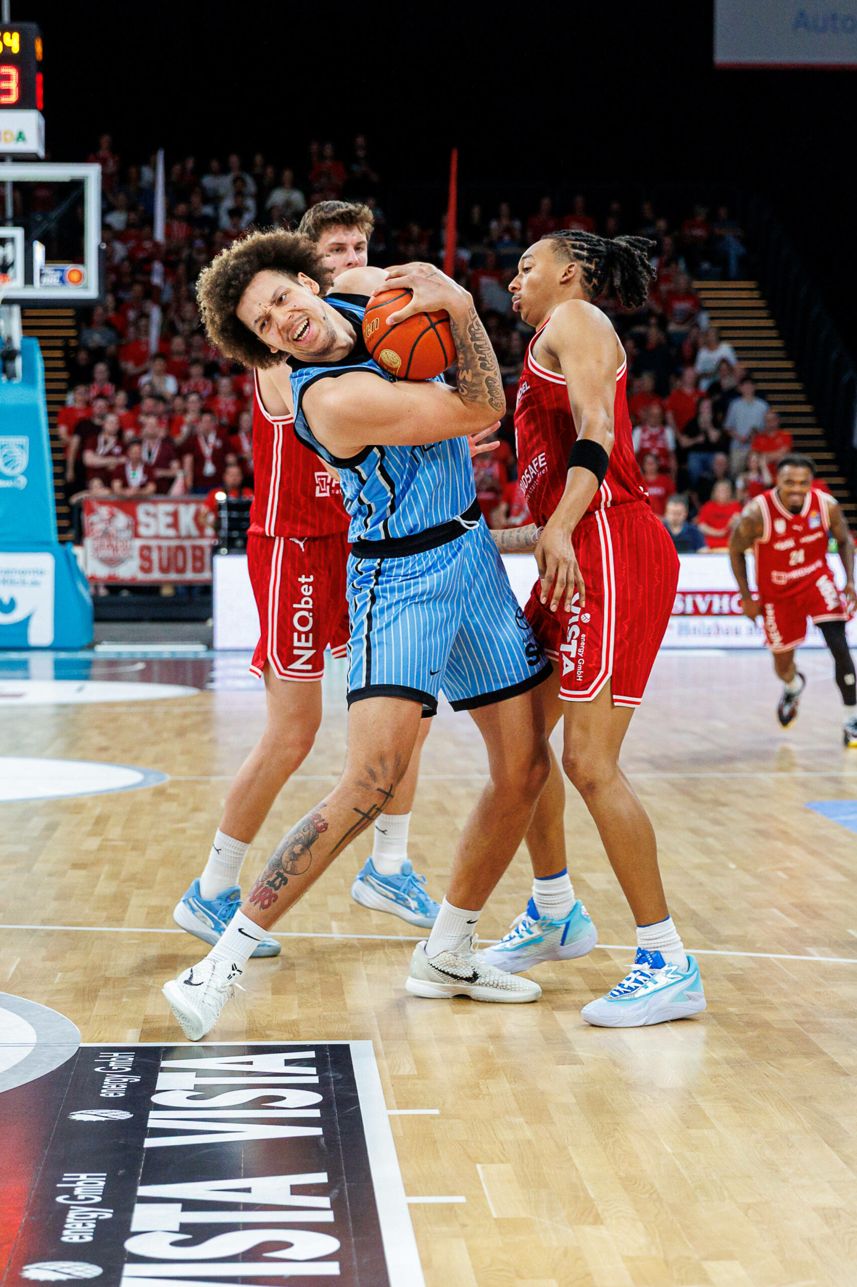 Zacharie Perrin beschützt den Basketball im Duell mit Richard Balint