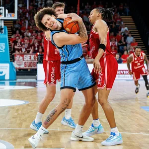 Zacharie Perrin beschützt den Basketball im Duell mit Richard Balint