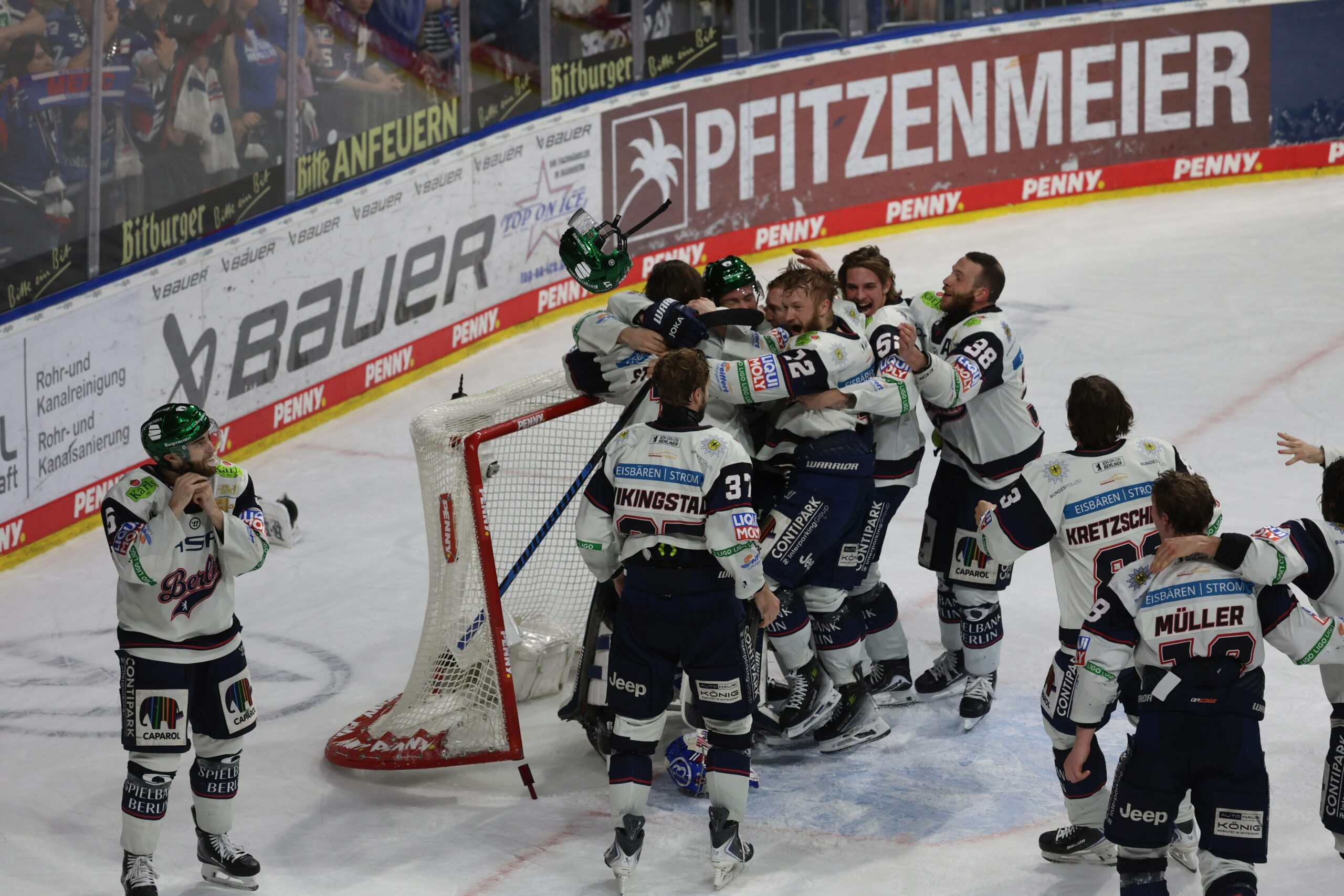Die Profis der Eisbären Berlin jubeln auf dem Eis