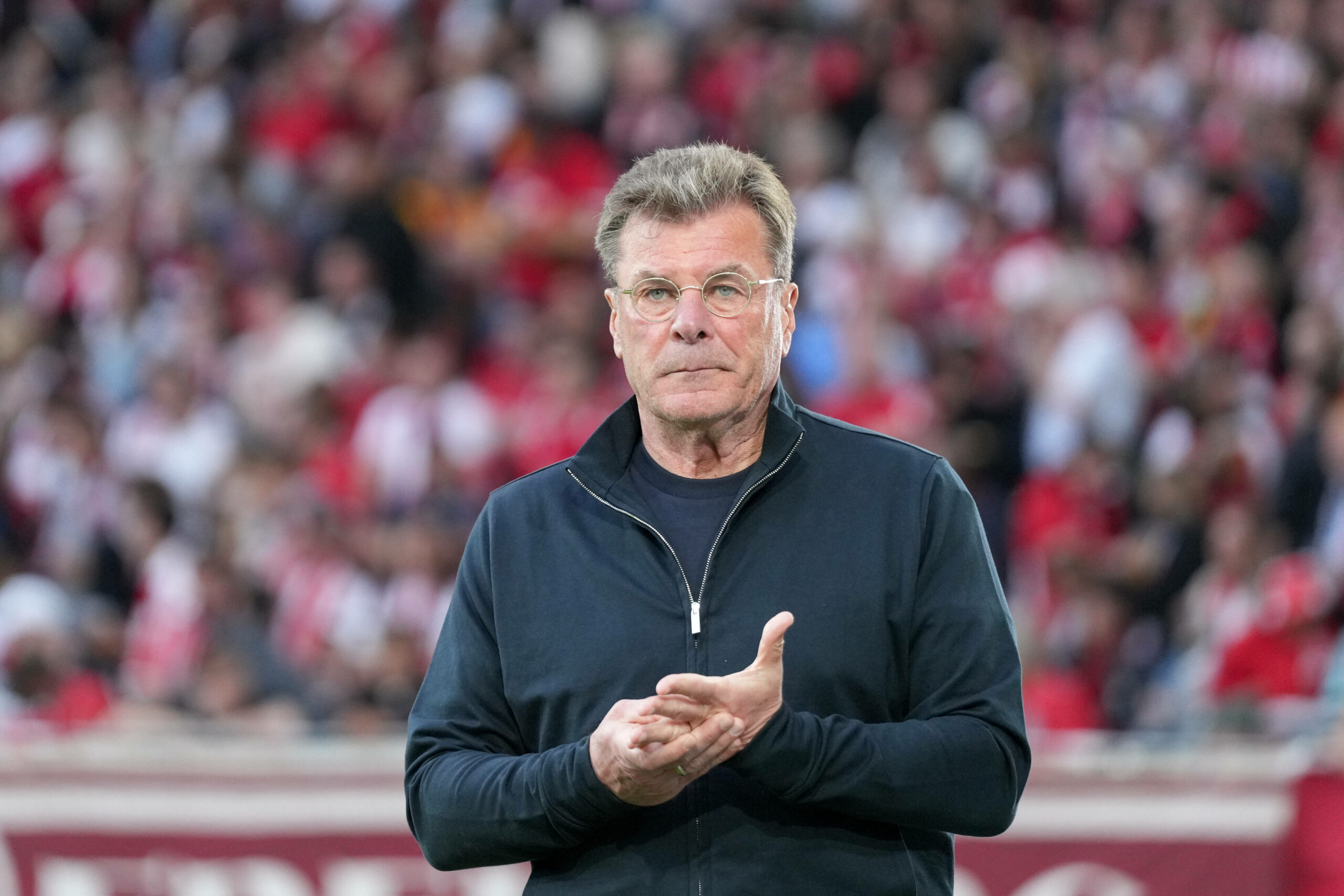 Dieter Hecking schaut skeptisch