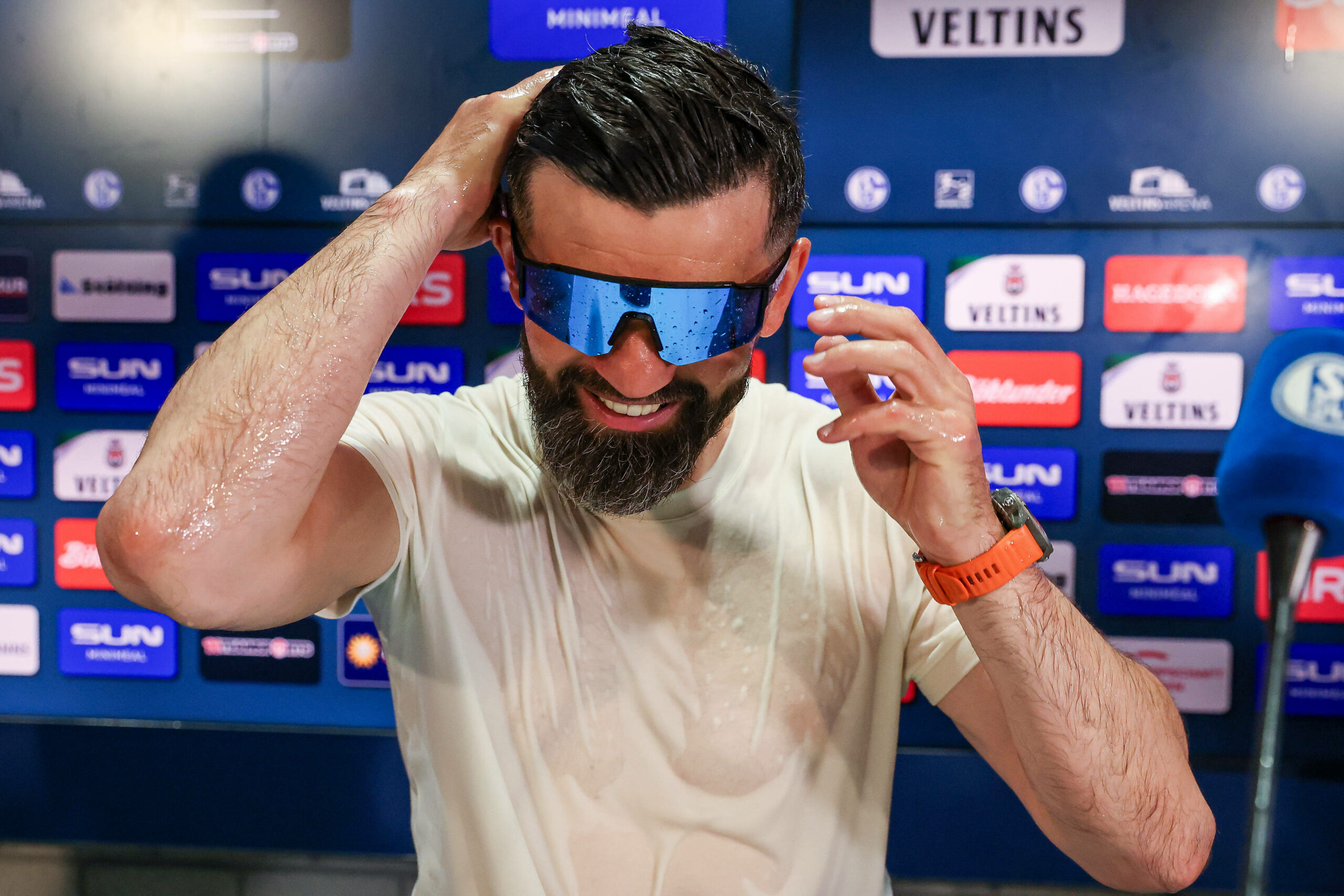 Miron Muslic mit schneller Brille bei der Pressekonferenz nach dem Aufstieg