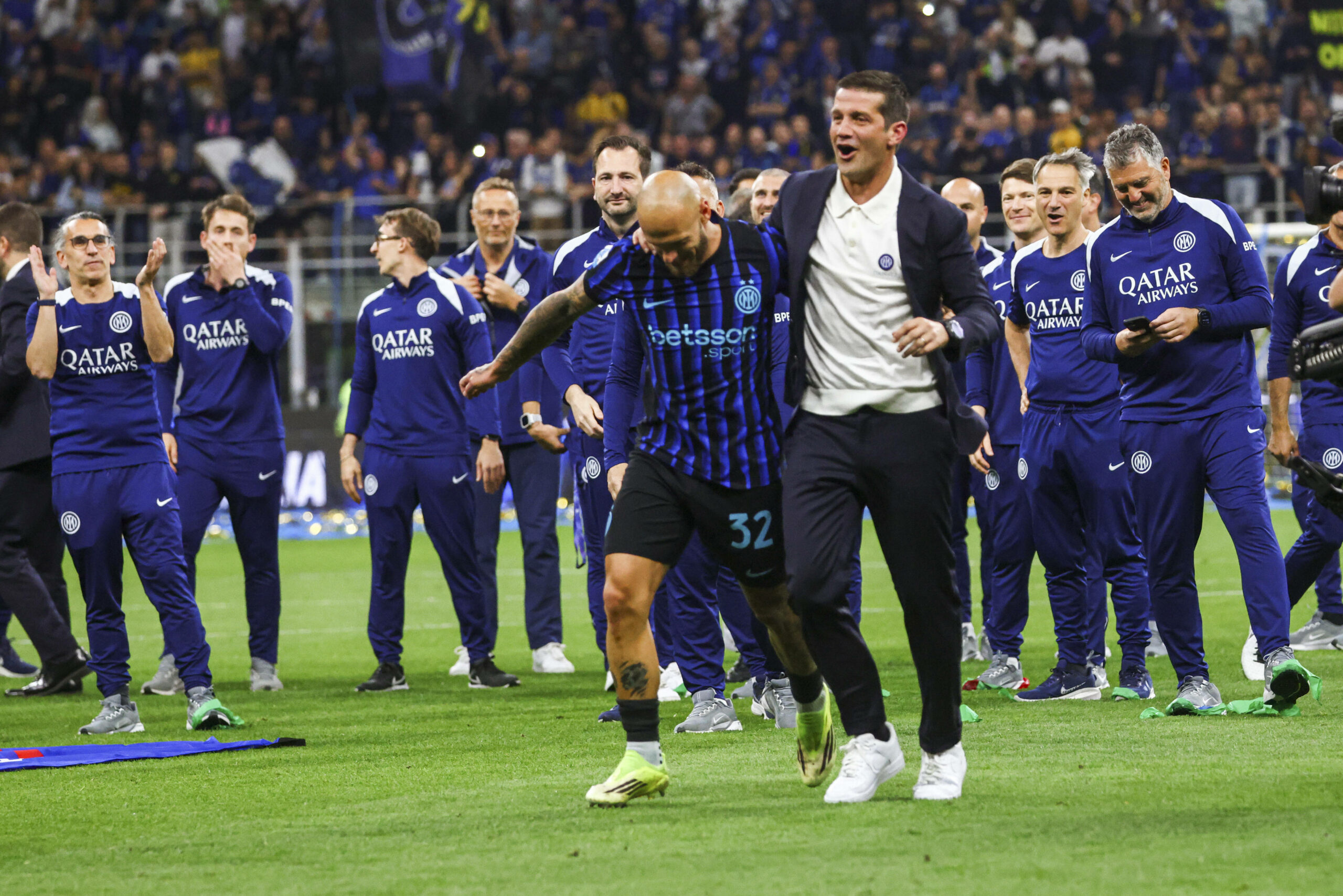 Federico Dimarco und Cristian Chivu feiern Arm in Arm auf dem Spielfeld