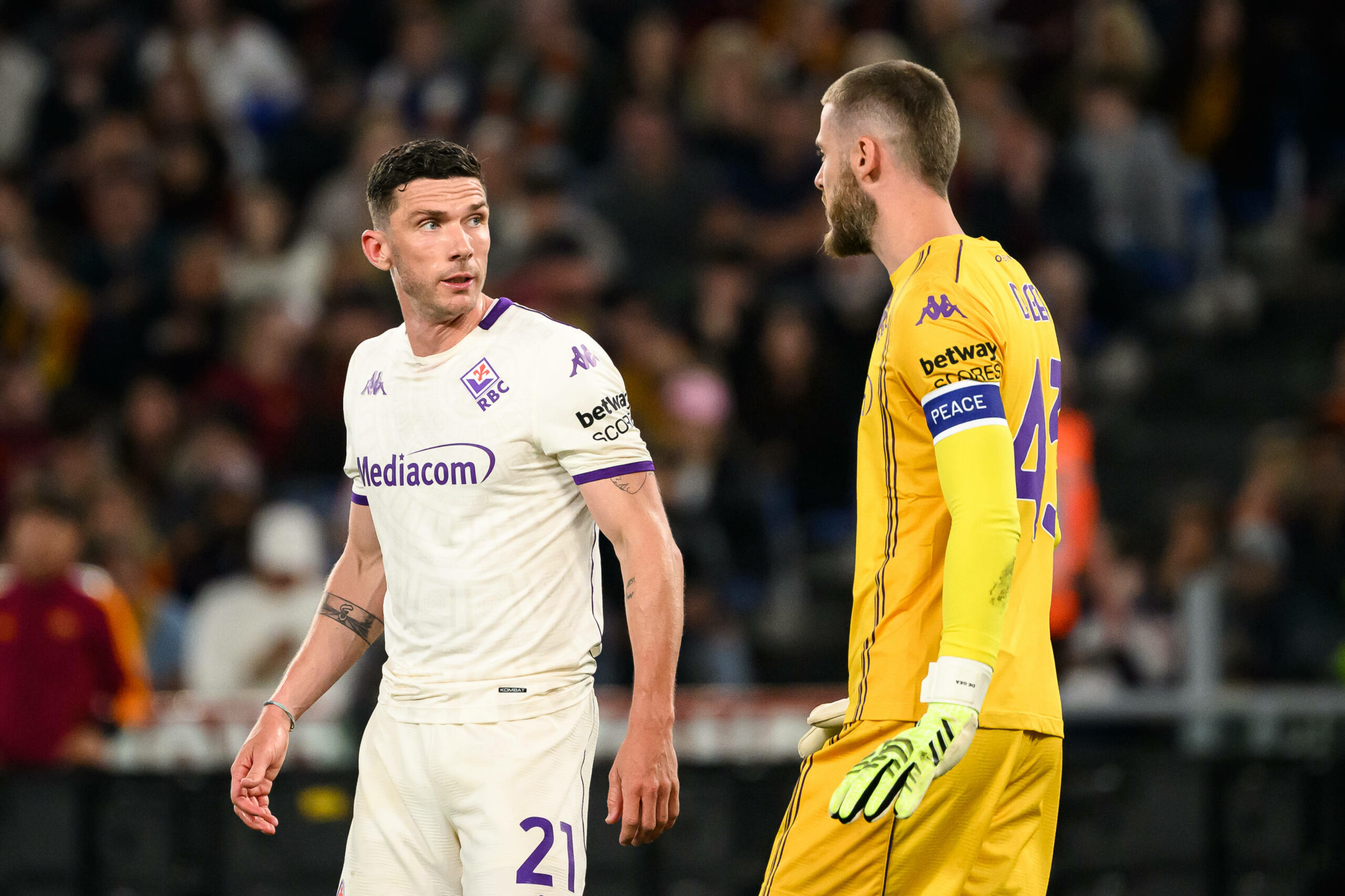 Robin Gosens ärgert sich mit Teamkollege David de Gea.