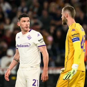 Robin Gosens ärgert sich mit Teamkollege David de Gea.