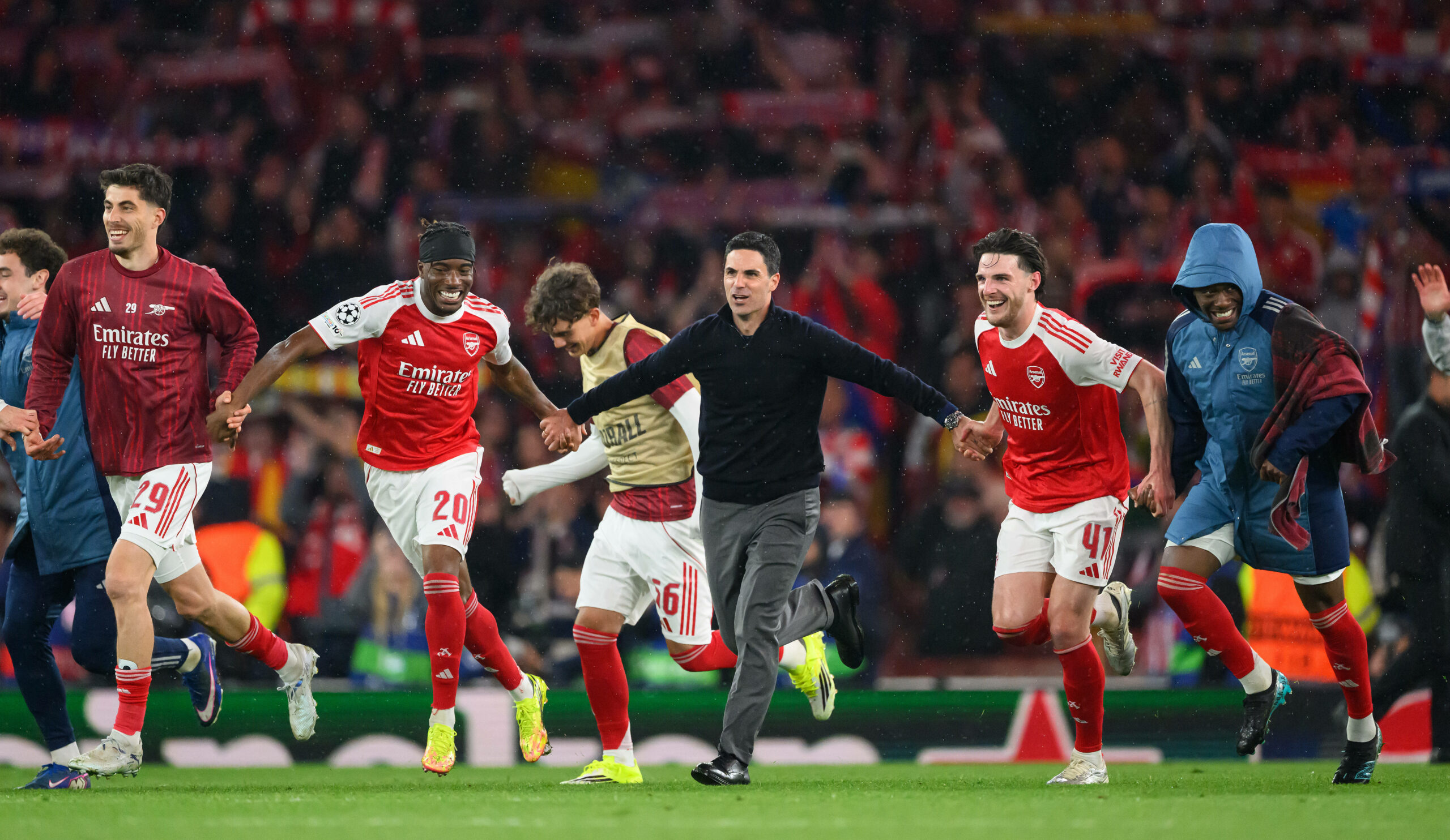 Mikel Arteta und die Arsenal-Profis feiern