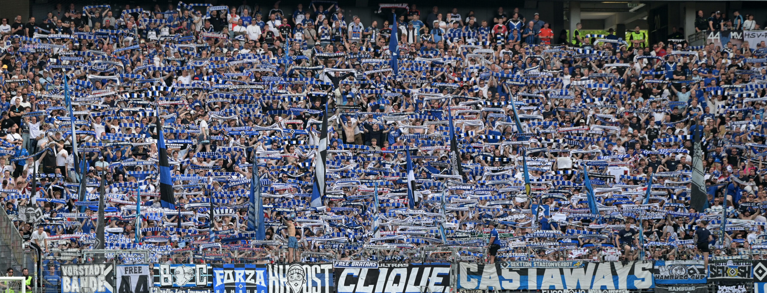 Die HSV-Fans feiern in Frankfurt den 2:1-Sieg ihres Teams.