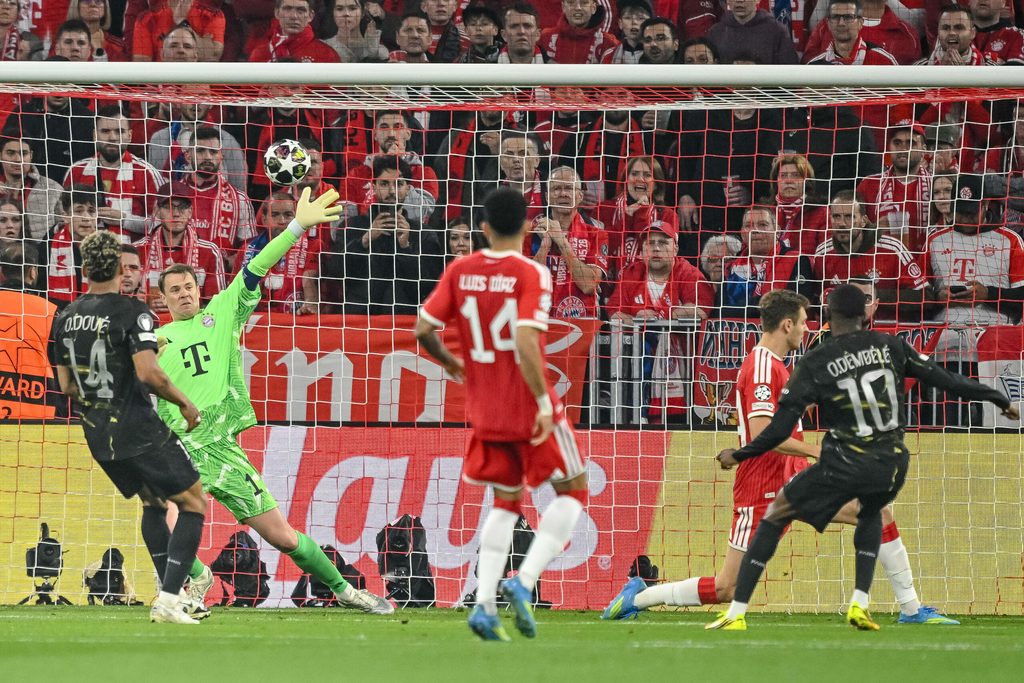 Ousmane Dembélé schießt aufs Tor von Manuel Neuer