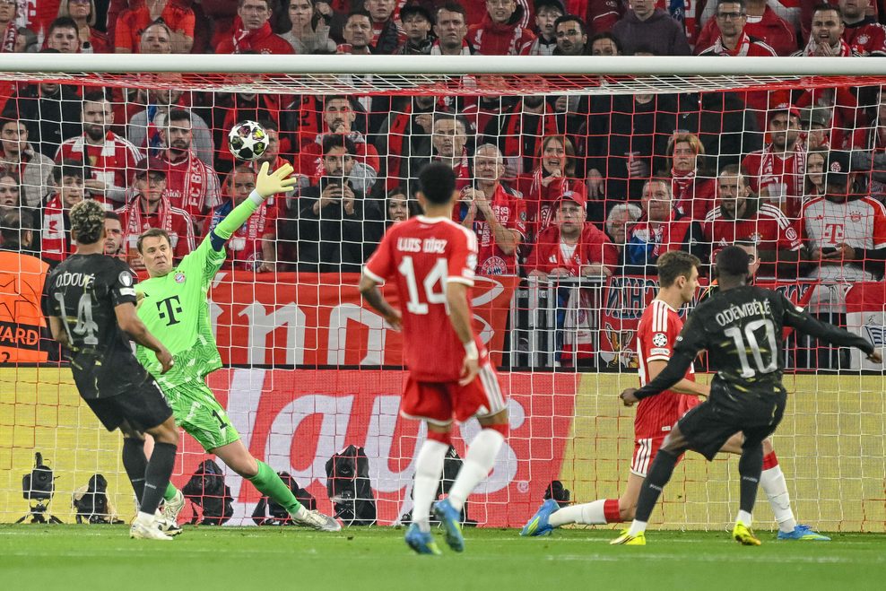 Ousmane Dembélé schießt aufs Tor von Manuel Neuer