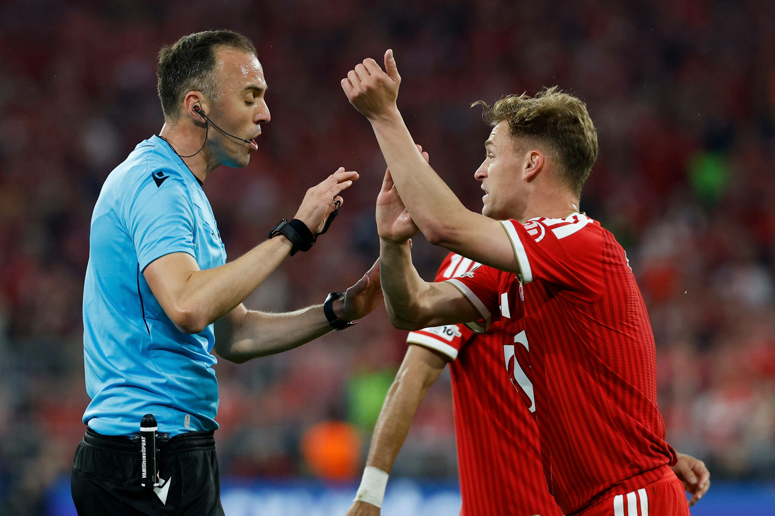 Bayern-Kapitän Joshua Kimmich beschwert sich bei Schiedsrichter João Pinheiro