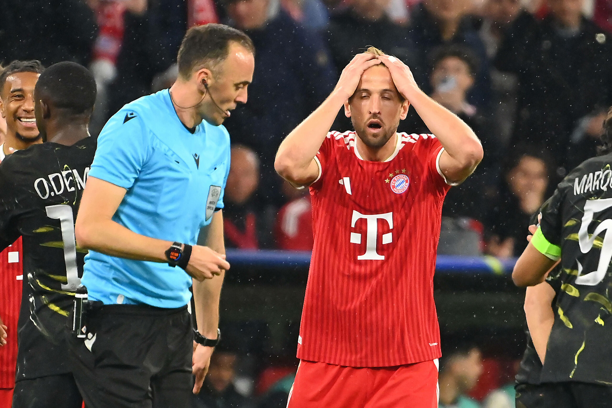 Harry Kane schlägt neben João Pinheiro die Hände über seinem Kopf zusammen