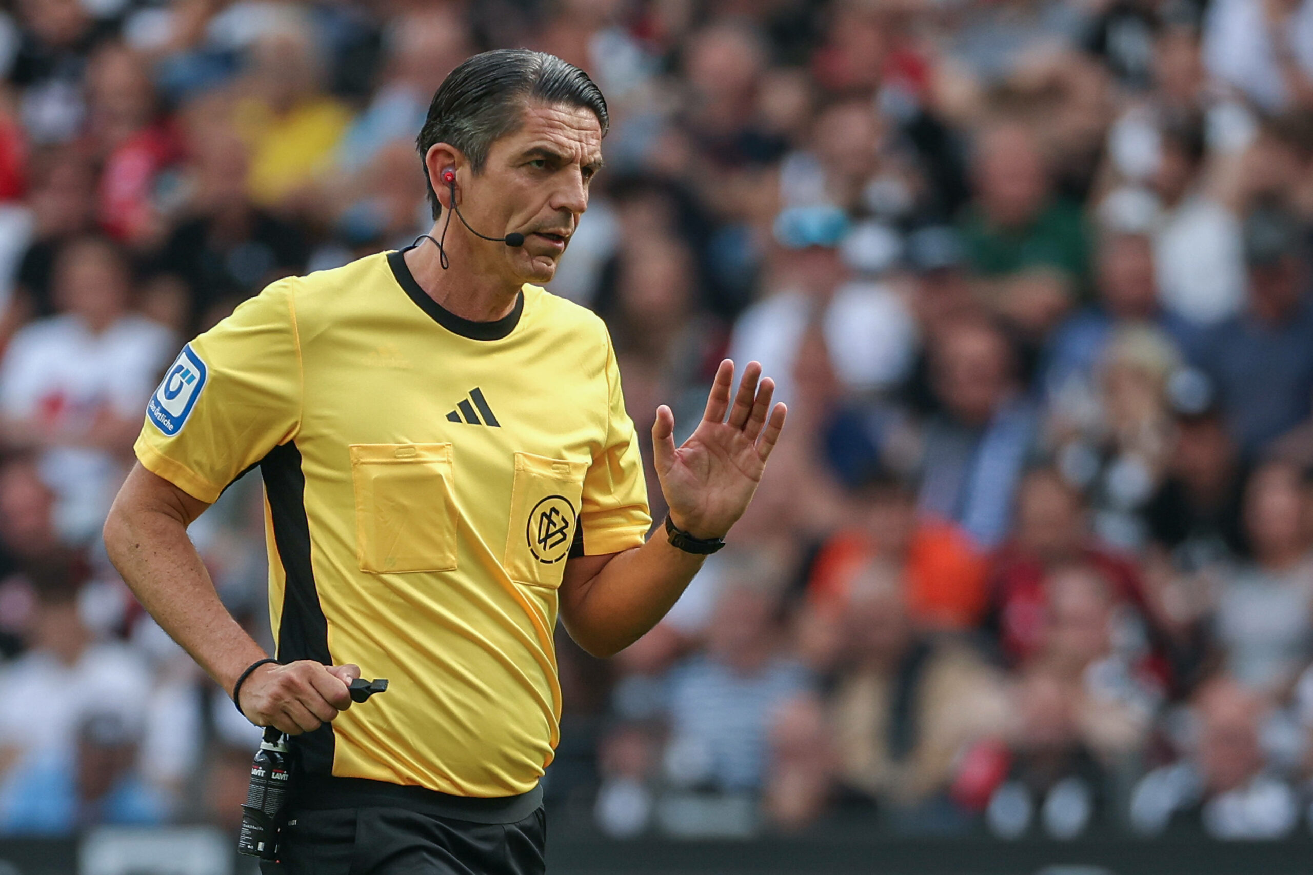 Deniz Aytekin hebt ermahnend die Hand