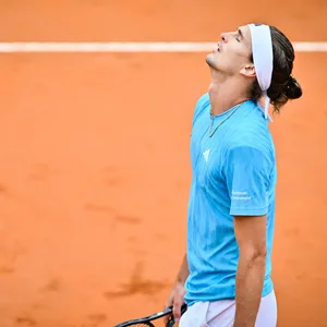 Alexander Zverev schaut in den Himmel