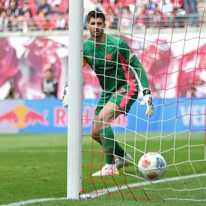 St. Pauli-Keeper Nikola Vasilj schaut dem Schuss zum 1:0-Führung von RB Leipzig hinterher