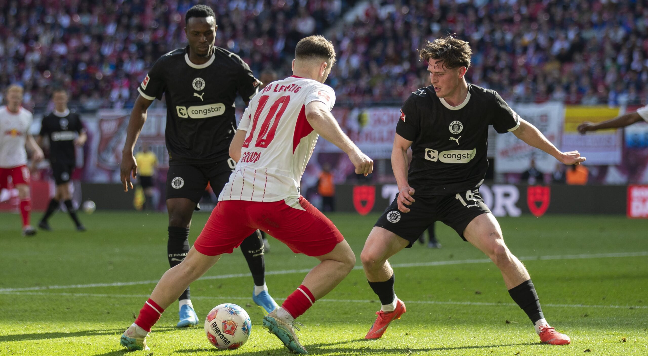 Fin Stevens gegen Leipzigs Brajan Gruda