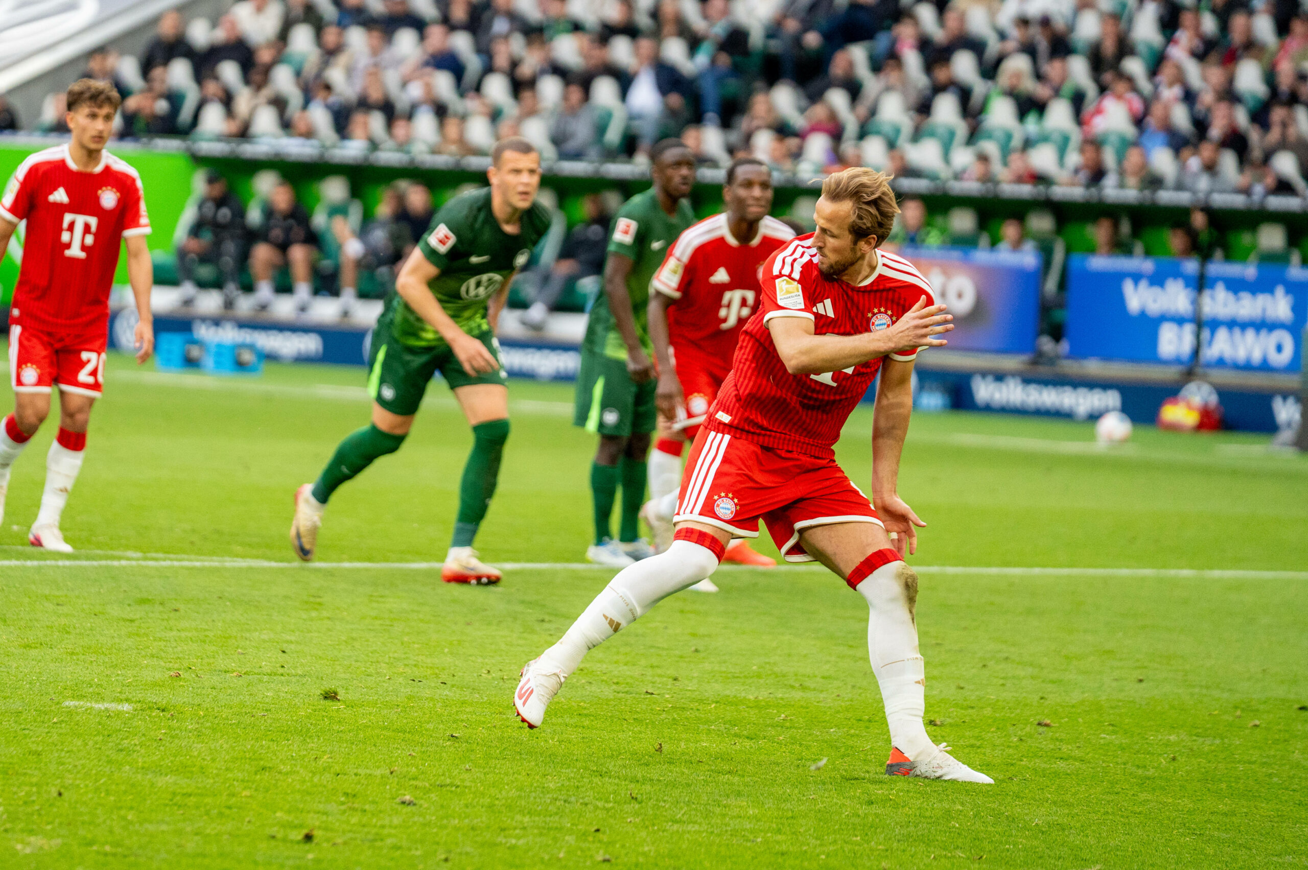 Bayern-Stürmer Harry Kane schaut nach seinem verschossenen Elfmeter verdutzt.