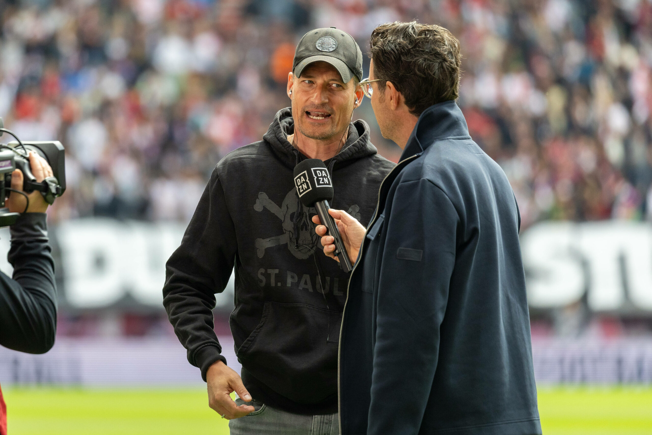 Alexander Blessin am DAZN-Mikrofon