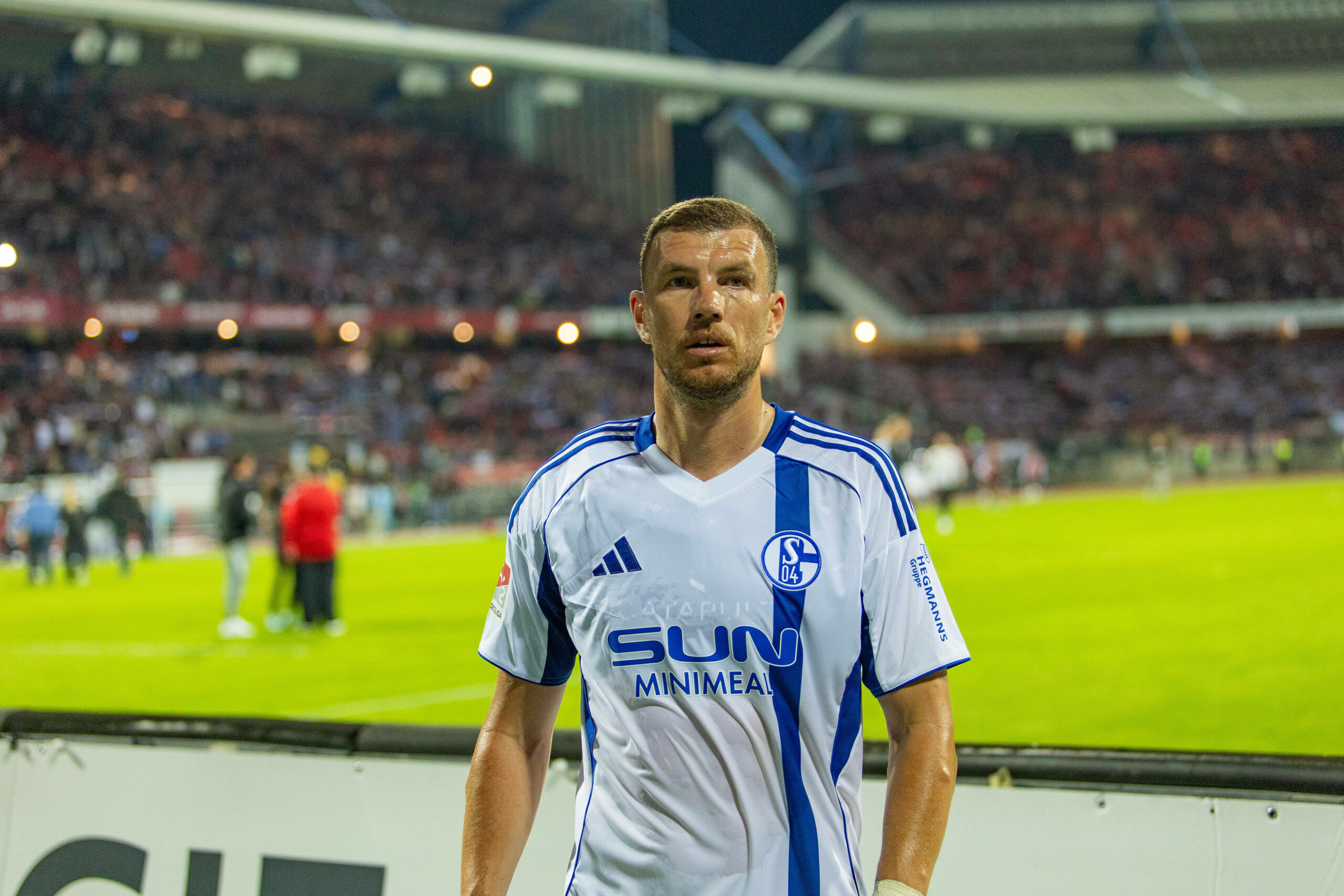 Edin Dzeko geht nach der 0:3-Niederlage in Nürnberg zu den Schalke-Fans