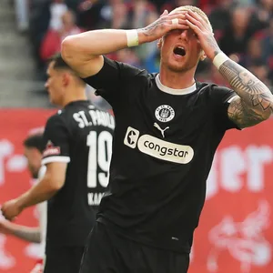 St. Pauli-Profi Louis Oppie ärgert sich in Leipzig