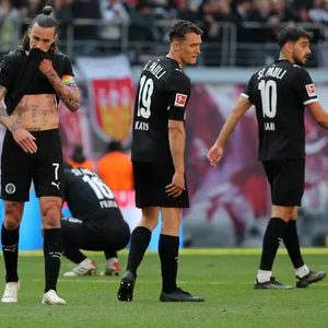 Jackson Irvine, Martijn Kaars und Danel Sinani in Leipzig