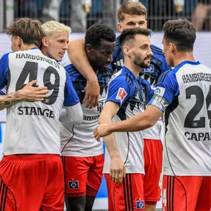 Die HSV-Profis feiern das 1:0 des HSV von Bakery Jatta.