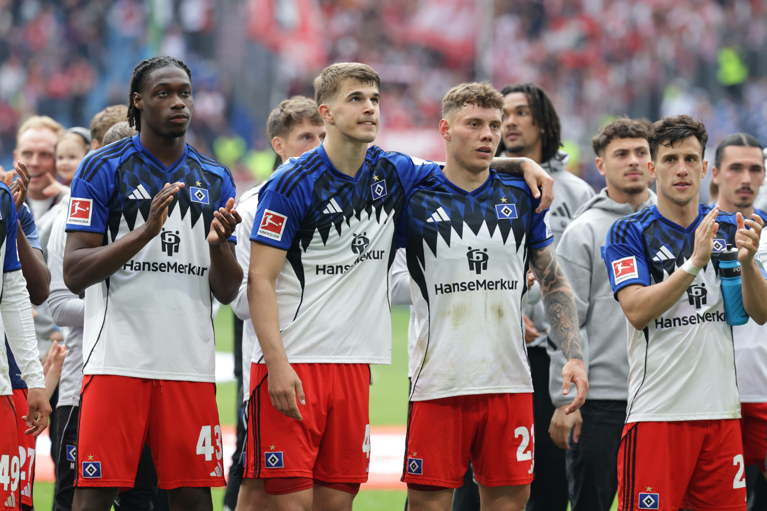 Shafiq Nandja, Luka Vuskovic, Nicolai Remberg und Nicolás Capaldo stehen vor der Nordtribüne