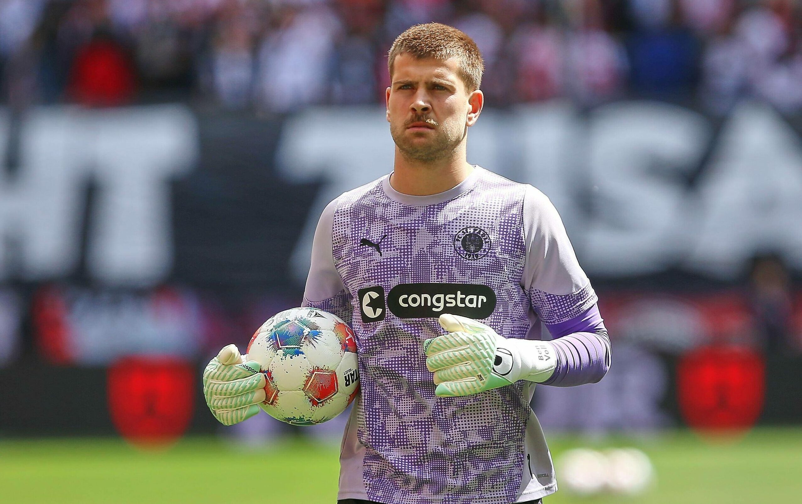 St. Pauli-Torhüter Ben Voll hält einen Ball in seiner Hand
